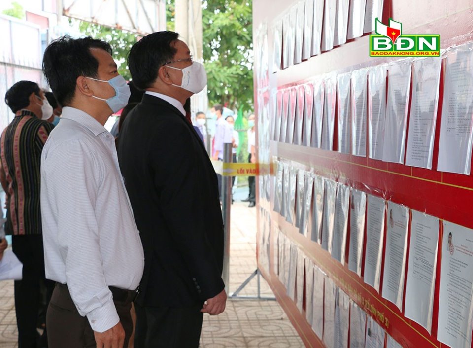 Các đồng chí lãnh đạo tỉnh dự khai mạc bầu cử tại tổ bầu cử số 3, phường Nghĩa Tân (Gia Nghĩa)